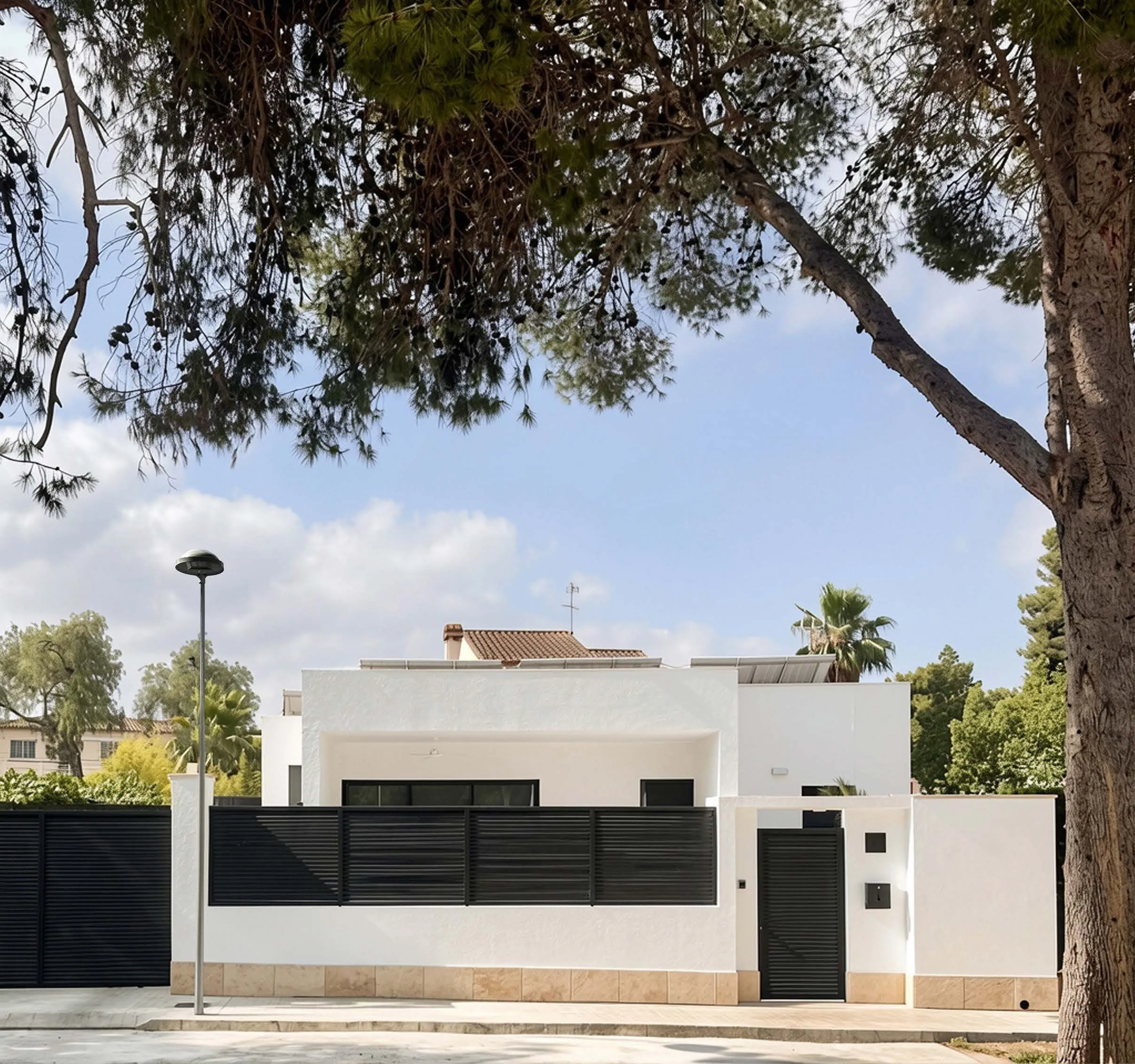 Fachada de la Casa La Cañada entre pinos