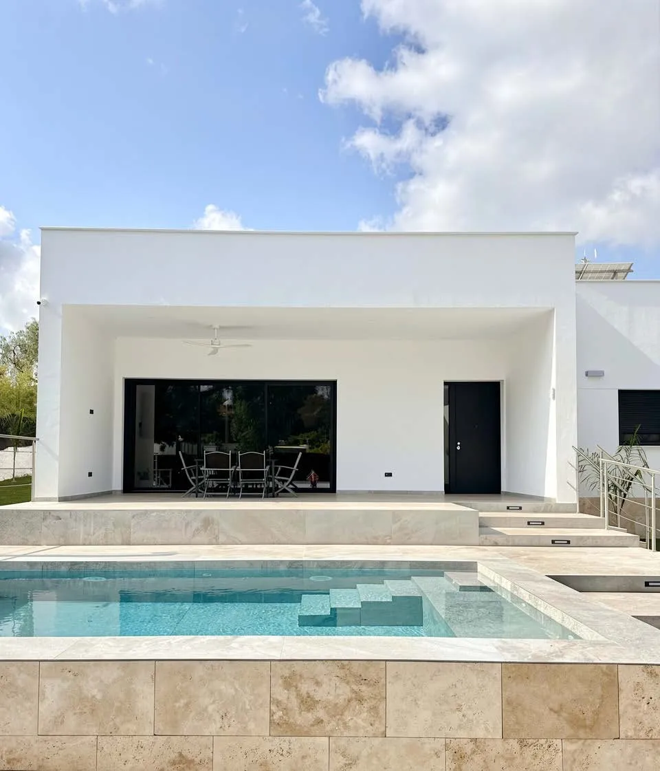 Fachada trasera con piscina