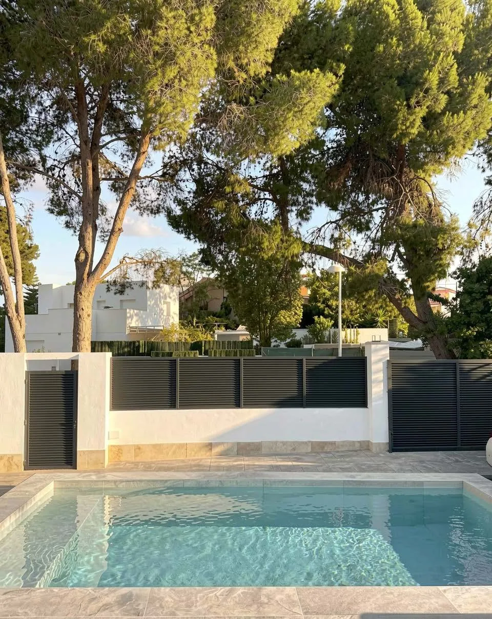 Piscina junto al acceso entre pinos