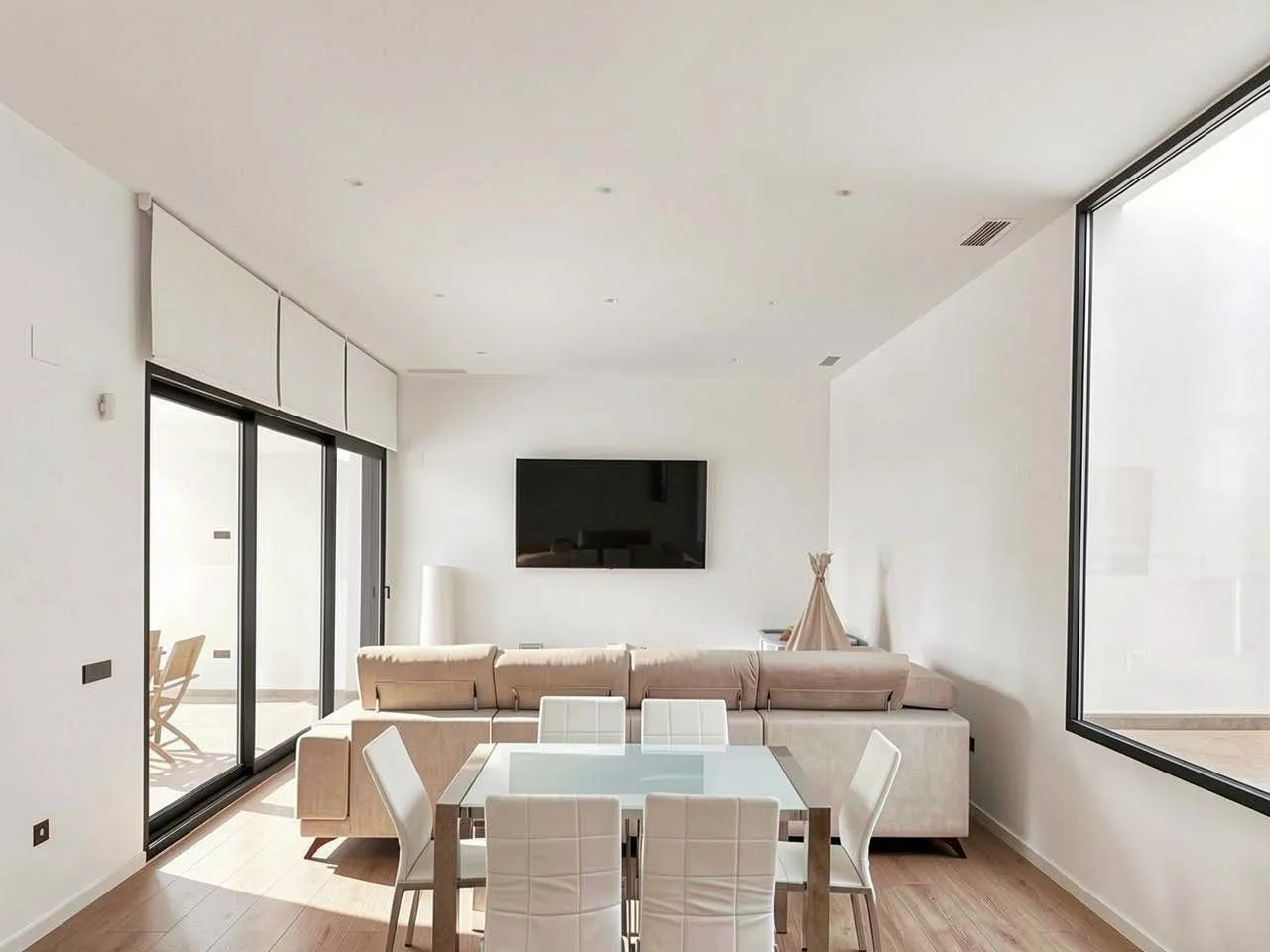 Comedor y salón con doble altura